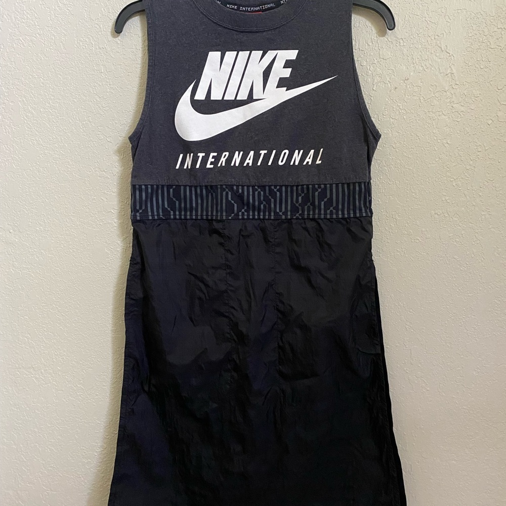 Nike Women’s Black International Long Tank Top Size S Split Side Athletic Shirt